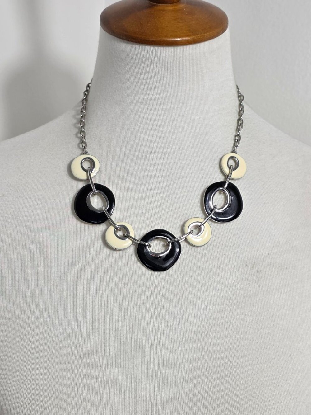 Premier Designs Silver Tone Necklace Interlocking Black & Cream Enamel Rings